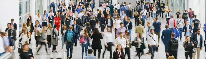 Une foule de participants dans un grand évènement professionnel