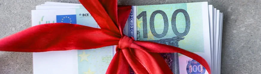 Des billets rassemblés par un ruban cadeau qui figurent la prime de fin d’année touchées par certain·es salarié·es Des billets rassemblés par un ruban cadeau qui figurent la prime de fin d’année touchées par certain·es salarié·es