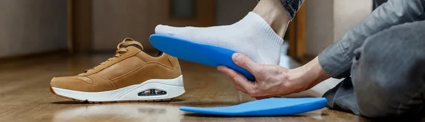  

Un intérimaire essaie des semelles anti-fatigue pour mieux se chausser et soulager ses pieds au travail.