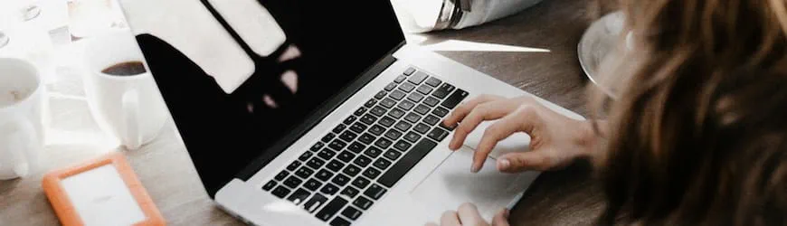 Une jeune femme en train de créer son profil LinkedIn sur son ordinateur portable.