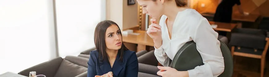 Une serveuse fait face à une cliente mécontente : une situation source de tension professionnelle.