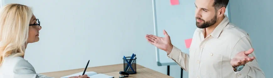 Un salarié explique à son employeur qu’il a été victime de l’agression verbale d’un client au travail. 