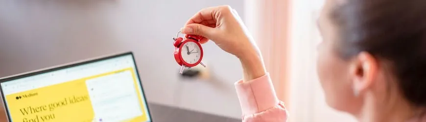 Une employeuse regarde sa montre : un de ses salariés est en retard au travail.