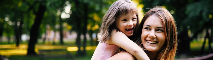 Une jeune femme aidante salariée, qui s’occupe de sa petite fille en situation de handicap.