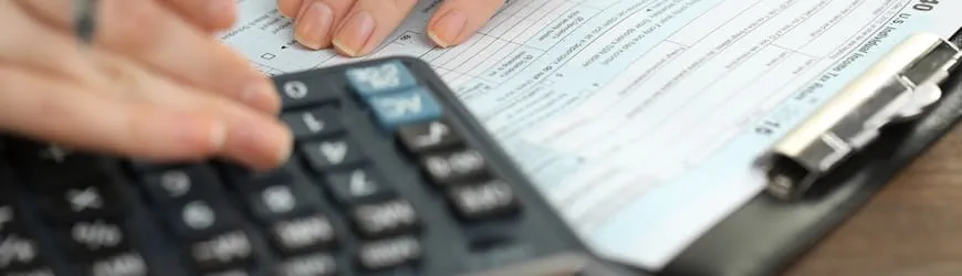 Une personne calcule ses droits au chômage une fois revenue en France après avoir travaillé à l’étranger.
