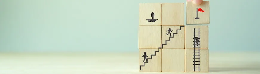 Des cubes qui représentent un salarié en train de grimper à l’échelle de l’évolution professionnelle.