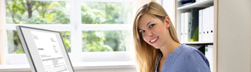Une jeune assistante comptable en alternance, qui travaille à son bureau. 