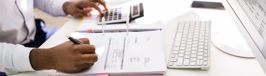 Parmi les fonctions du métier de comptable : contrôler et enregistrer les factures d’achat de ses clients. 