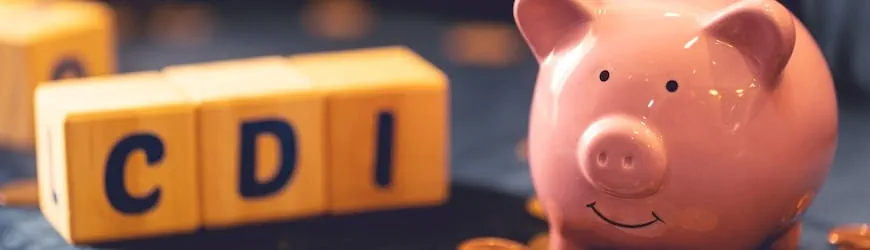 Une tirelire et des pièces, à côté de cubes composant le mot CDI.” 