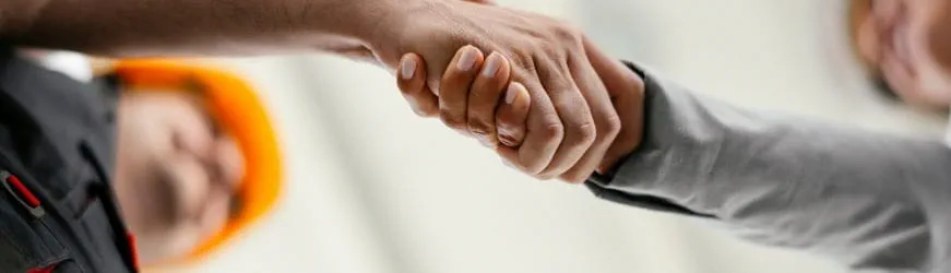 Un salarié en fin de CDD qui sert la main de son employeur.