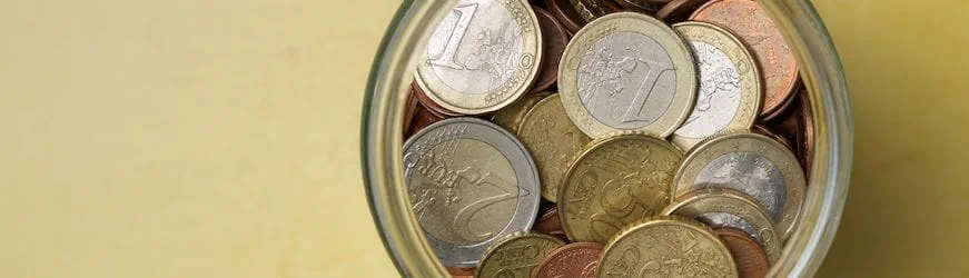 Un bocal rempli de pourboires versés par les clients, à répartir entre les salariés en contact avec la clientèle.