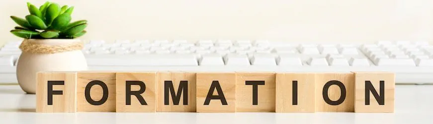 Des cubes en bois compose le mot “formation”: une opportunité qui peut être diplômante, certifiante ou qualifiante.