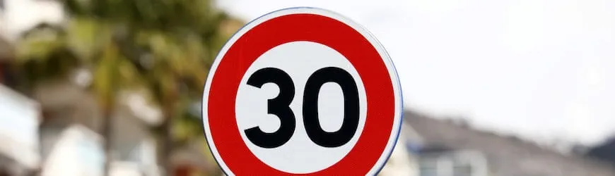 Un panneau de limitation de vitesse à 30 km/h, à bien respecter même au volant d’un véhicule professionnel. 