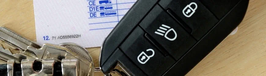Des clés de voiture et un permis de conduire valide, indispensable pour conduire un véhicule professionnel.