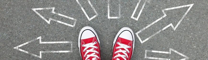 Les pieds d'une personne face à plusieurs flèches, symboles de différents projets : salariat, intérim, création d'entreprise, etc.