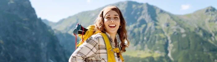 Une saisonnière en pleine nature, qui a choisi un job d’été à la montagne. Une saisonnière en pleine nature, qui a choisi un job d’été à la montagne.