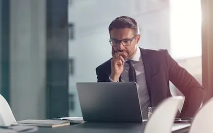 Un responsable RH réfléchit à son bureau à recruter en intérim ou en CDD ses prochains contrats courts. Un responsable RH réfléchit à son bureau à recruter en intérim ou en CDD ses prochains contrats courts.