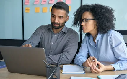Deux responsables RH gèrent les demandes de congés anticipés de leurs salariés. Deux responsables RH gèrent les demandes de congés anticipés de leurs salariés.