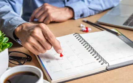 Un responsable RH élabore le planning des salarié·es de son entreprise qui travaillent le samedi et le dimanche. Un responsable RH élabore le planning des salarié·es de son entreprise qui travaillent le samedi et le dimanche.