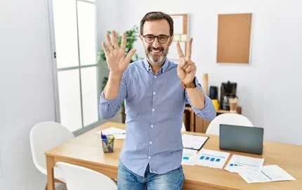 Un chef d'entreprise compte sur ses doigts les 7 étapes à suivre pour réaliser un bon recrutement. Un chef d'entreprise compte sur ses doigts les 7 étapes à suivre pour réaliser un bon recrutement.