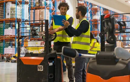 Un salarié en entrepôt logistique qui suit une formation de prévention à la sécurité.