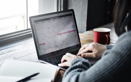 Une chargée RH consulte son calendrier pour prolonger la durée de mission d’un intérimaire. Une chargée RH consulte son calendrier pour prolonger la durée de mission d’un intérimaire.