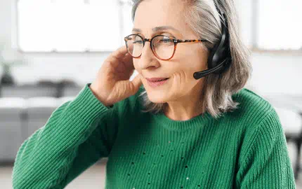Une senior de plus de 50 ans embauchée en intérim comme télé-opératrice : de nombreux atouts pour son entreprise !