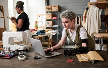 Une salariée en situation de handicap récemment recrutée dans u atelier de couture.