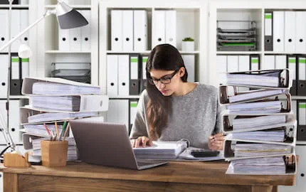 Une responsable RH en train de réaliser la déclaration obligatoire d'emploi de travailleurs handicapés (DOETH). 