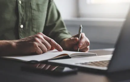 Un employeur en train de remplir son registre unique du personnel. Un employeur en train de remplir son registre unique du personnel.
