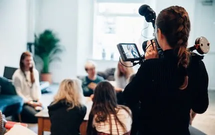 Une vidéaste capte un moment de vie d'entreprise : attention au respect du droit à l'image de vos salariés !