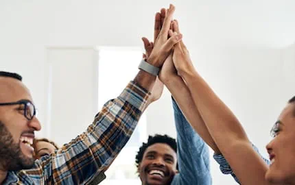 Deux chefs d’entreprise qui se serrent la main, en train de mutualiser leur ressources collaboratives.
