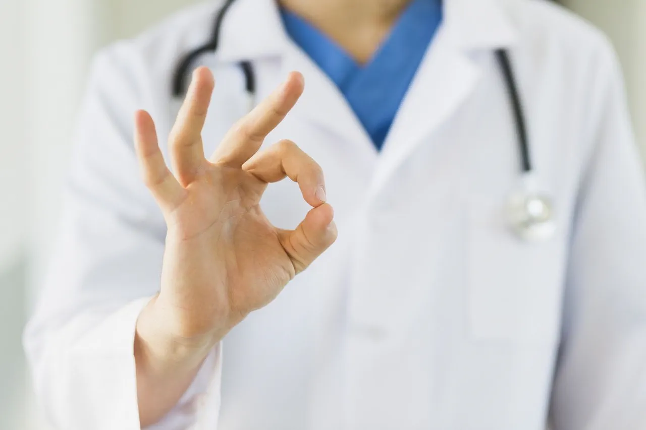 Dress code en hôpital : allier hygiène et confort au service des patients Dress code en hôpital : allier hygiène et confort au service des patients
