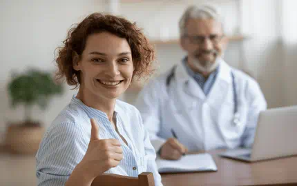 Deux médecins qui sont préservent leur santé et sont heureux de travailler, l'un des des deux à le pouce en l'air 