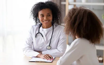 soignante échange avec une collègue sur ses attentes concernant son poste dans l’établissement de santé