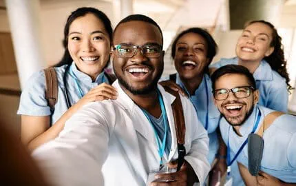 Tout savoir sur la réintégration des soignants non vaccinés Tout savoir sur la réintégration des soignants non vaccinés