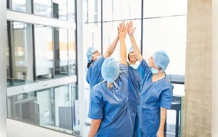 4 soignantes se tapent dans la main en découvrant l’article 3 questions et réponses sur la rémunération d’Adecco Medical. 4 soignantes se tapent dans la main en découvrant l’article 3 questions et réponses sur la rémunération d’Adecco Medical.
