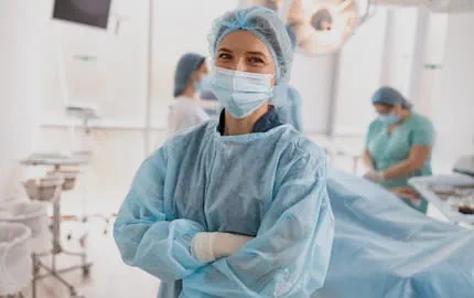 chirurgienne dans un bloc opératoire habillée avec masque, charlotte, gants chirurgienne dans un bloc opératoire habillée avec masque, charlotte, gants
