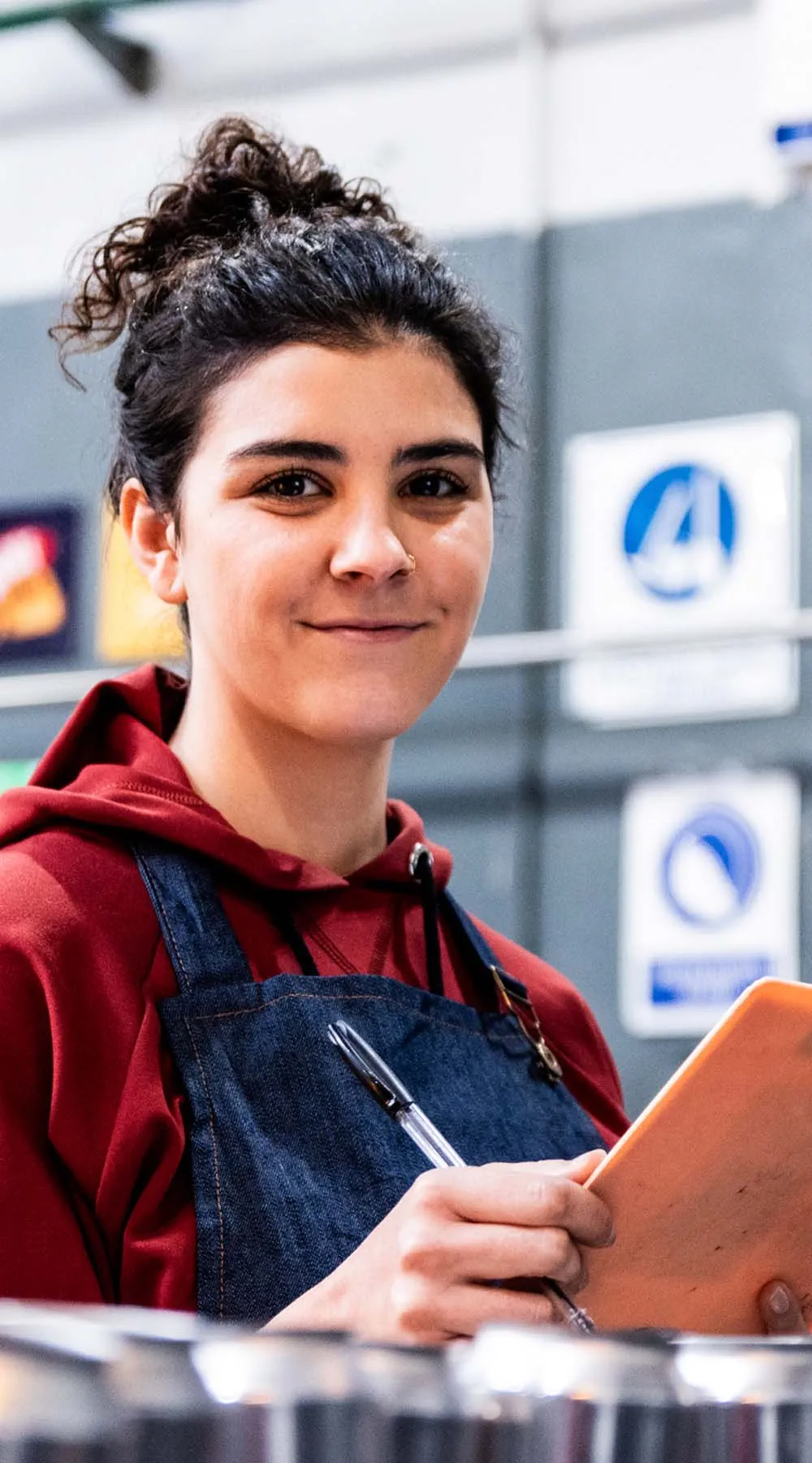 Retrato de una mujer joven que trabaja en una fábrica de bebidas Retrato de una mujer joven que trabaja en una fábrica de bebidas