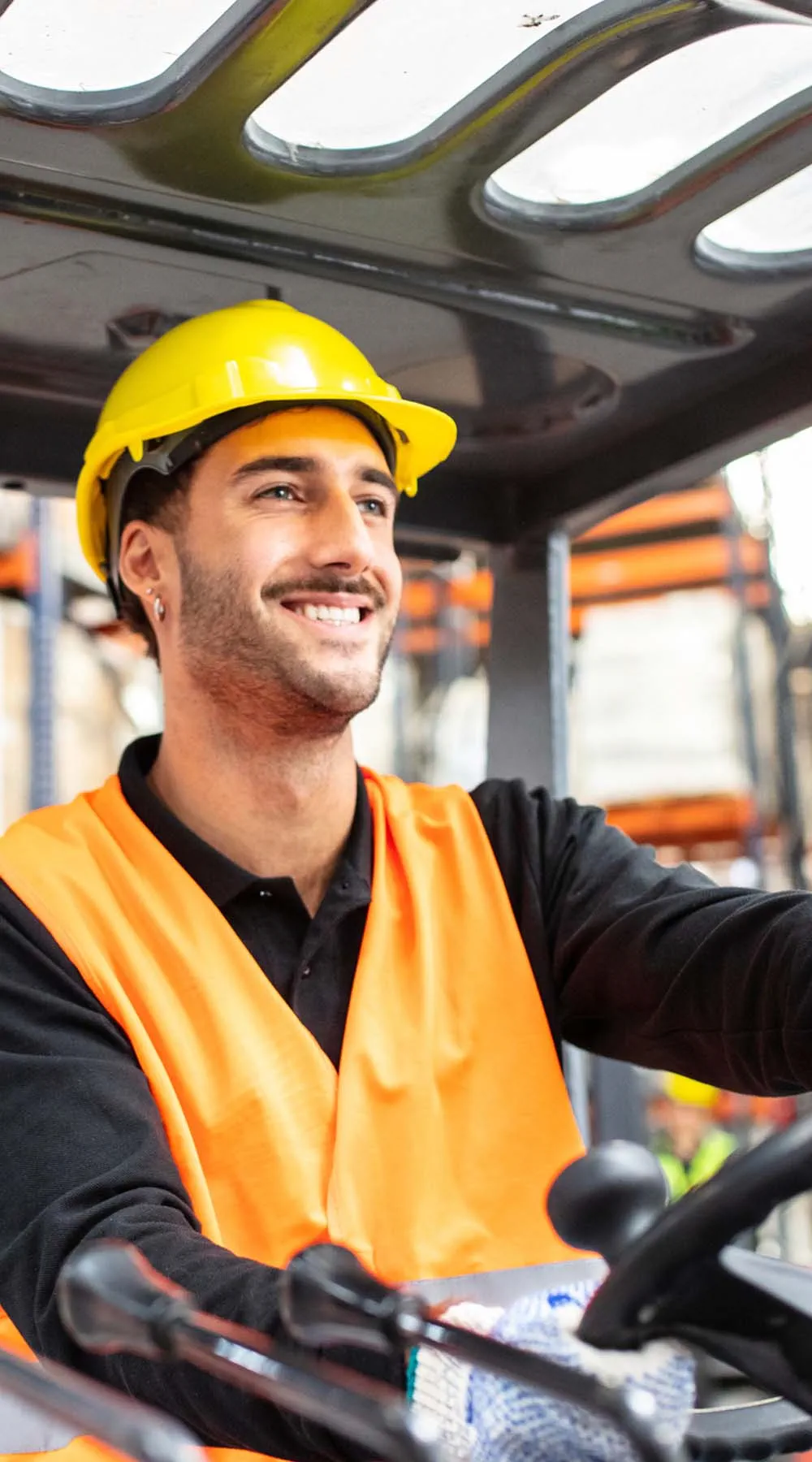 Trabajador de almacén que opera una carretilla elevadora
