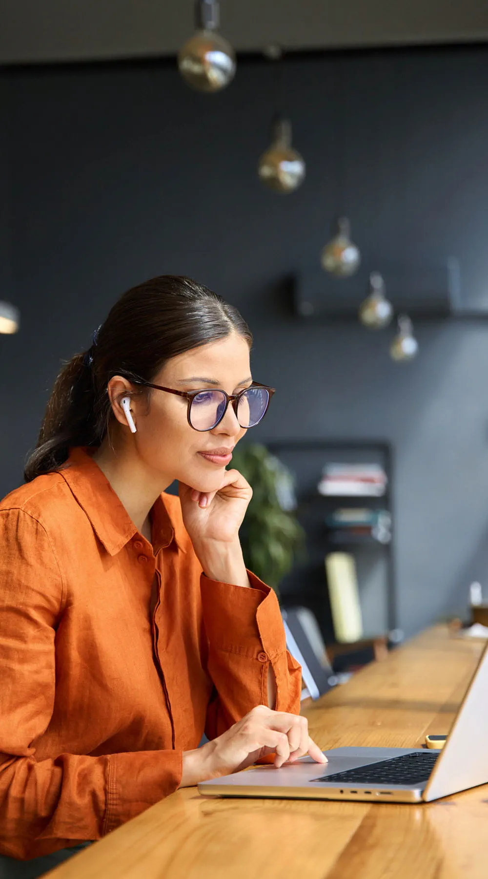Mujer en entorno de trabajo con un ordenador Mujer en entorno de trabajo con un ordenador