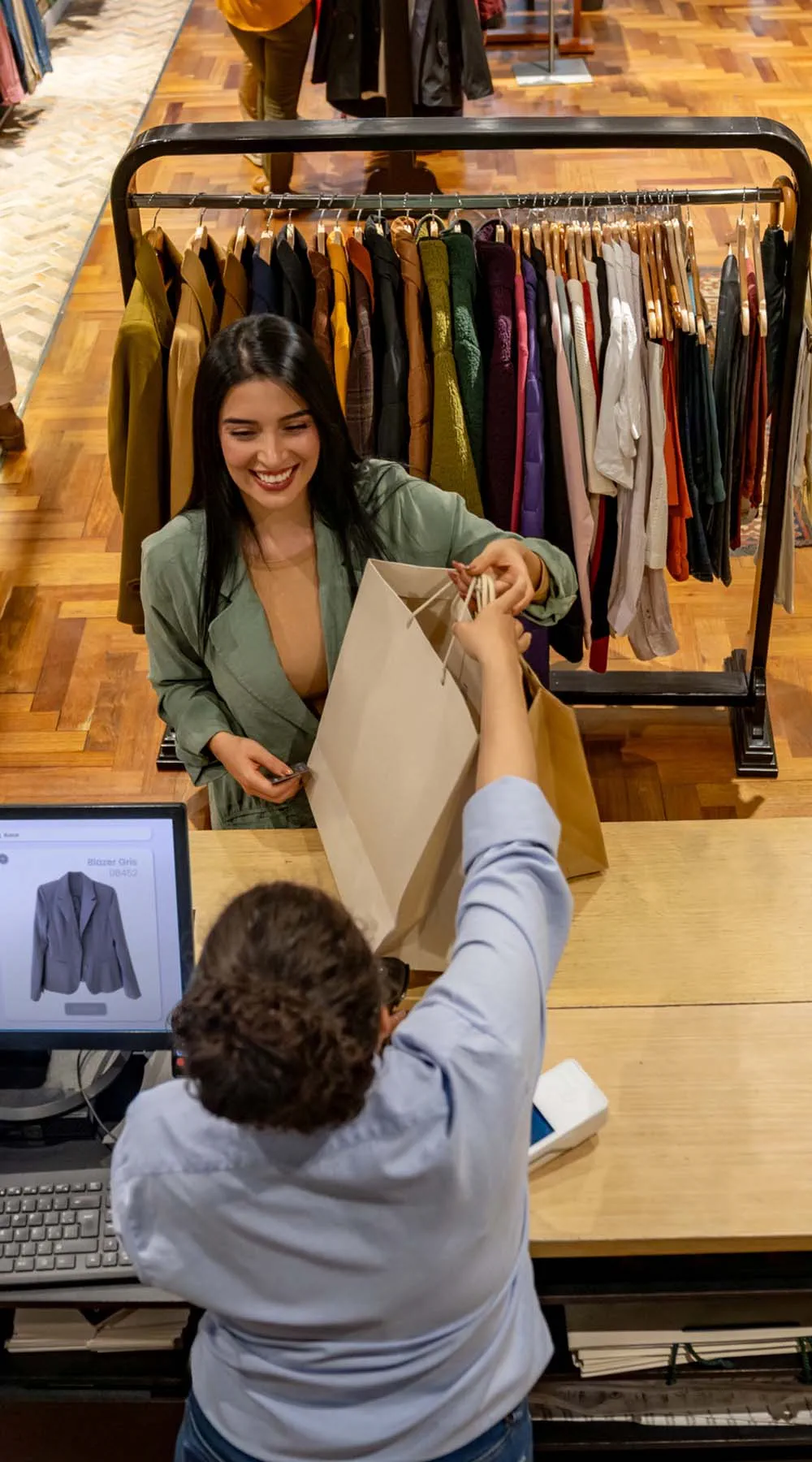 Feliz mujer de compras en una tienda de ropa