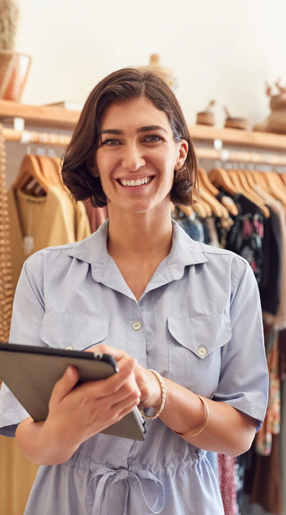 Mujer trabajando en una tienda de moda comprobando el stock