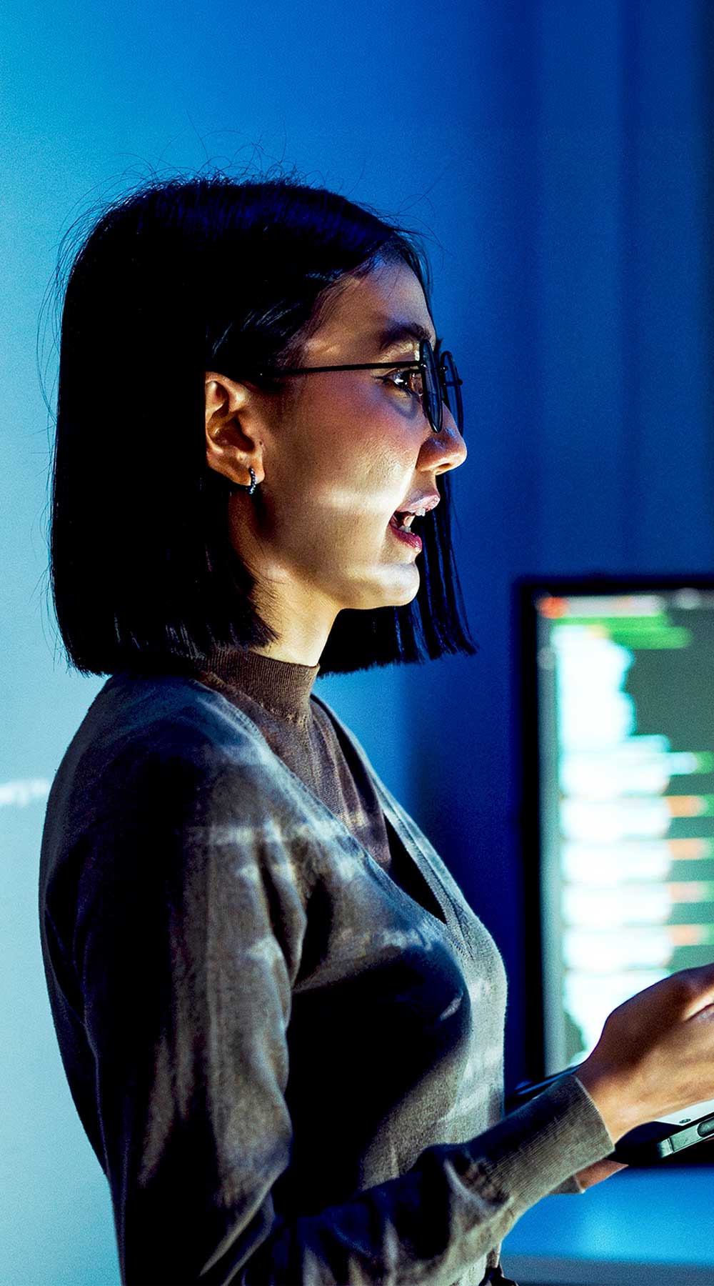 Persona trabajando con código en la pantalla de la computadora