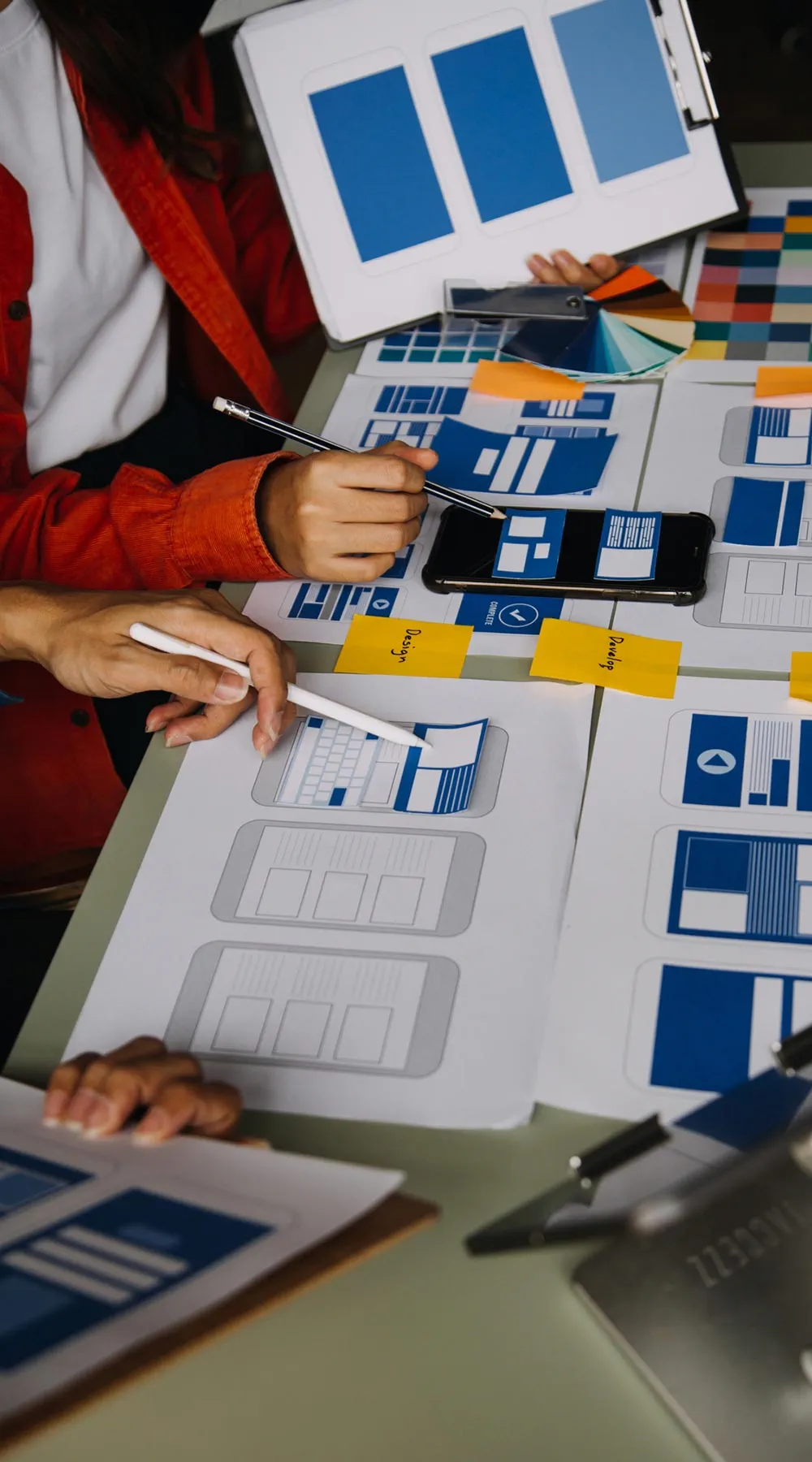 Persona escribiendo en el teclado de una computadora portátil
