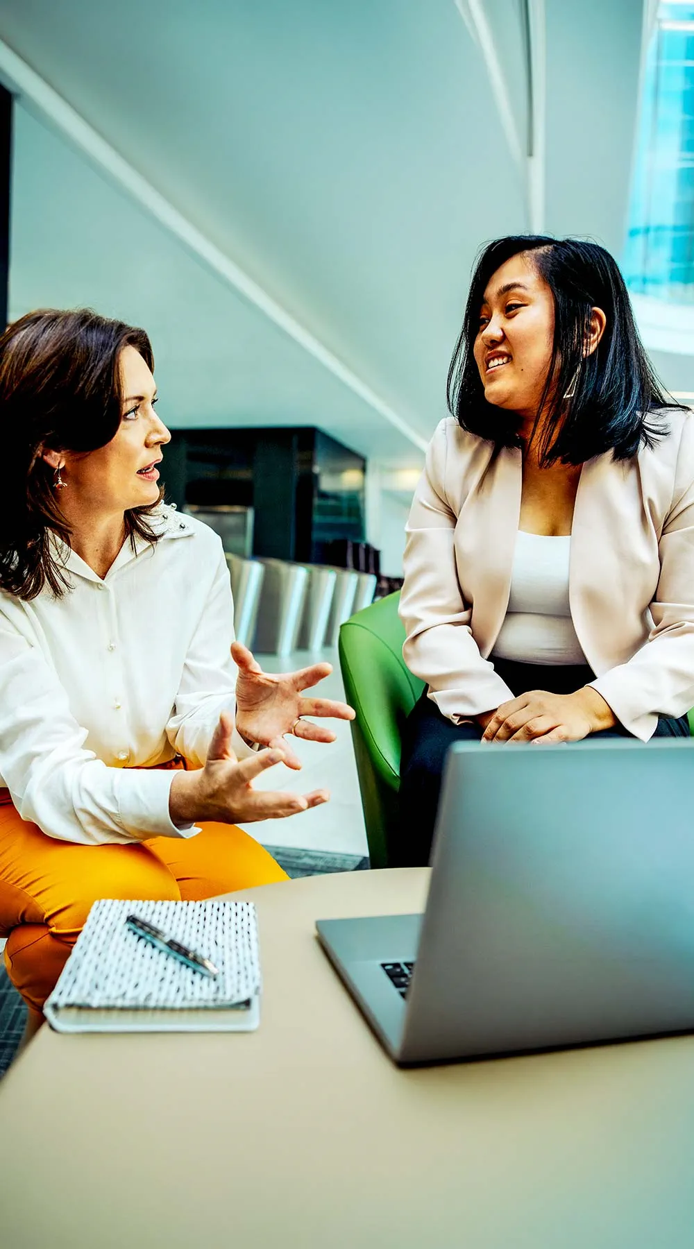 Dos mujeres discutiendo sobre el trabajo en el escritorio Dos mujeres discutiendo sobre el trabajo en el escritorio