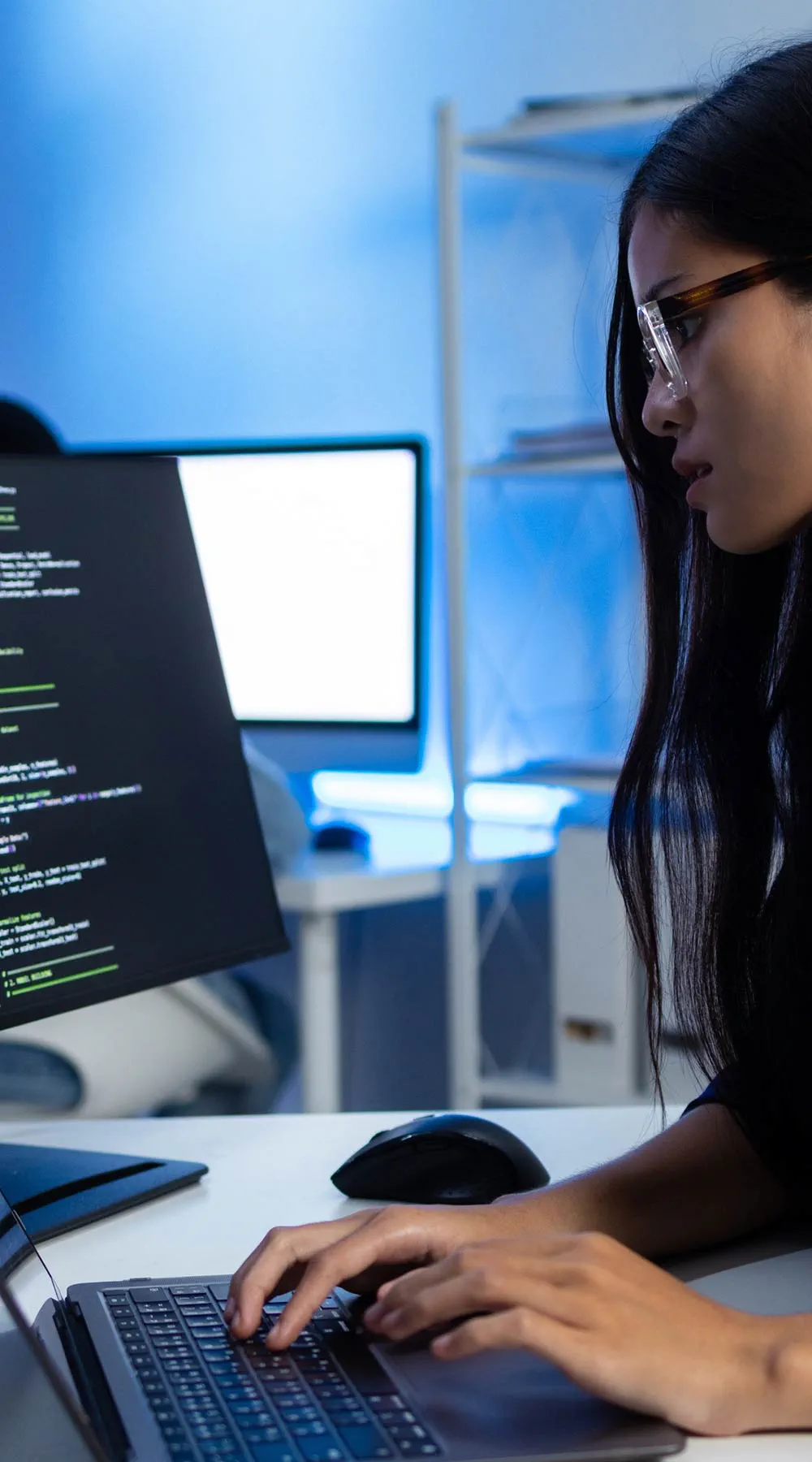 Primer plano de manos escribiendo en el teclado
