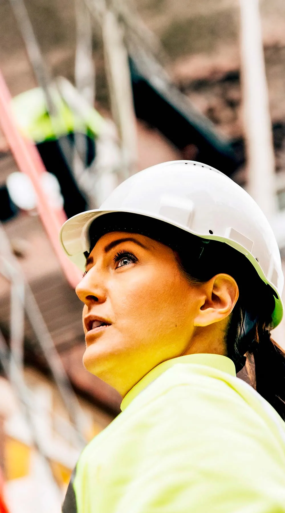 Trabajador de la construcción mirando hacia arriba al marco del edificio