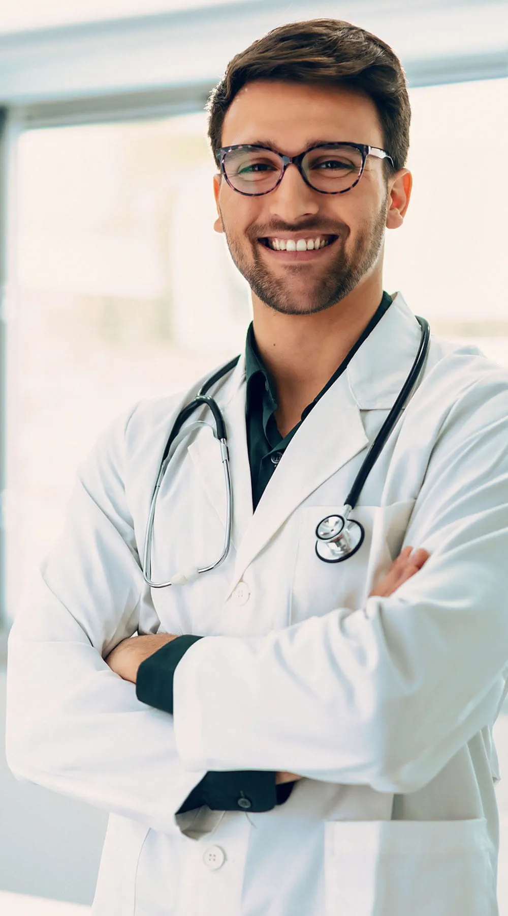Médico sonriendo en un entorno clínico Médico sonriendo en un entorno clínico