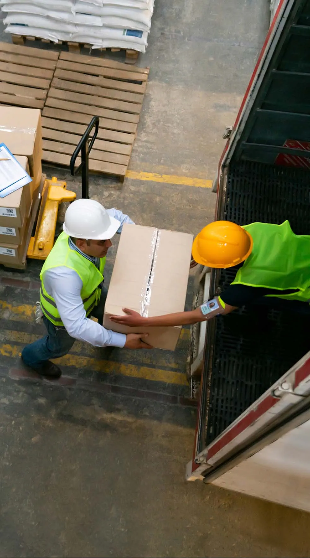 Grupo de trabajadores de almacén cargando un camión con cajas Grupo de trabajadores de almacén cargando un camión con cajas